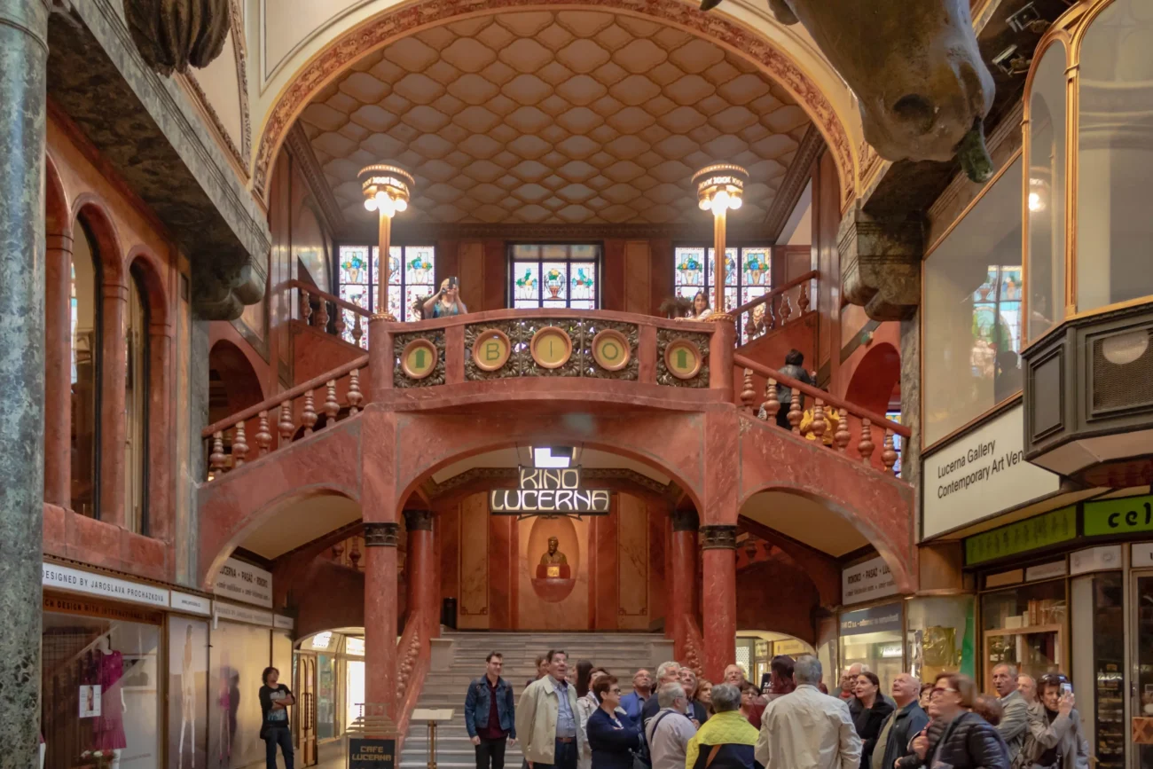 Lidé stojí před kinem Lucerna.