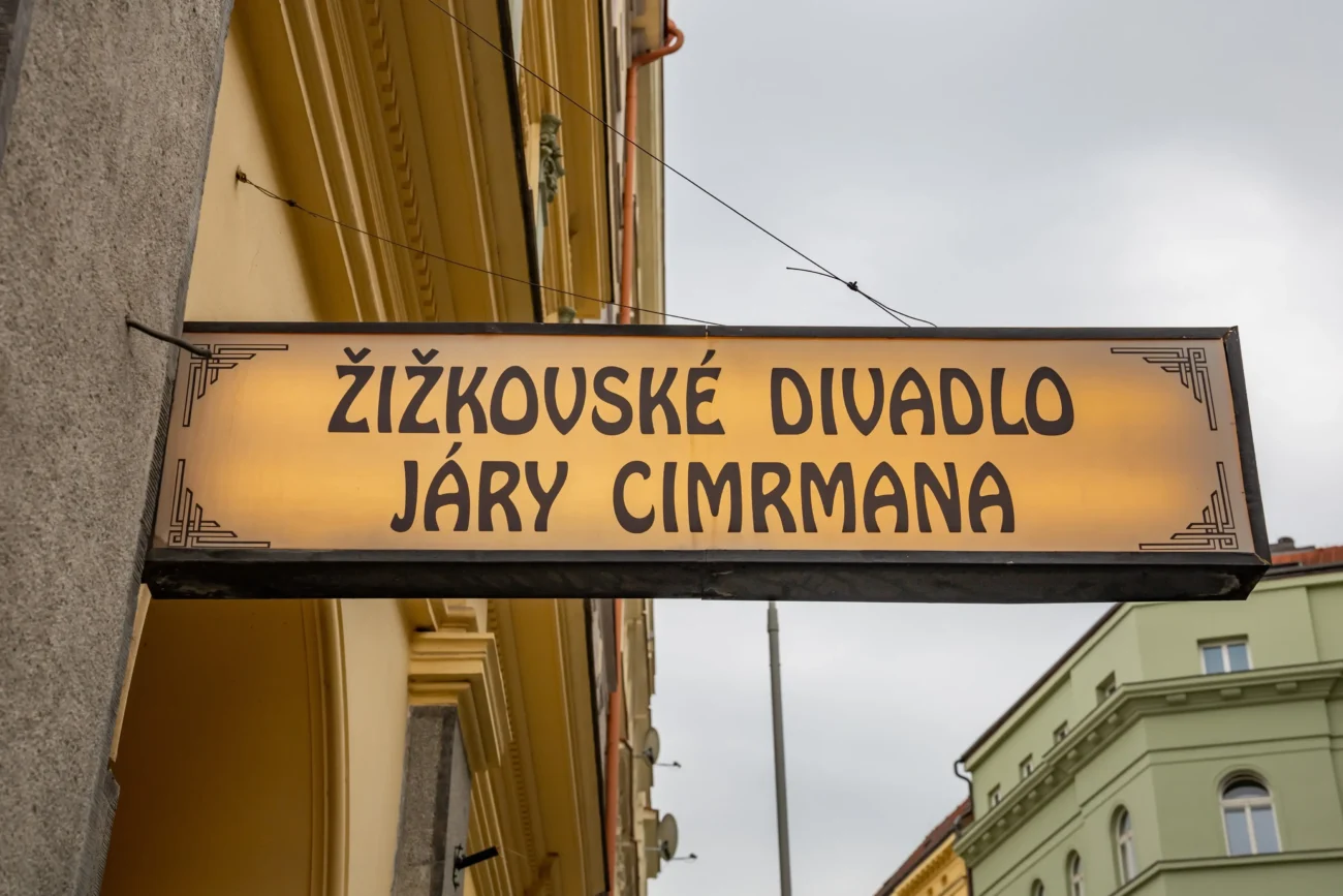 Cedule u divadla Járy Cimrmana.