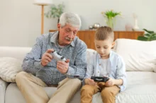 důchodce a malý chlapec