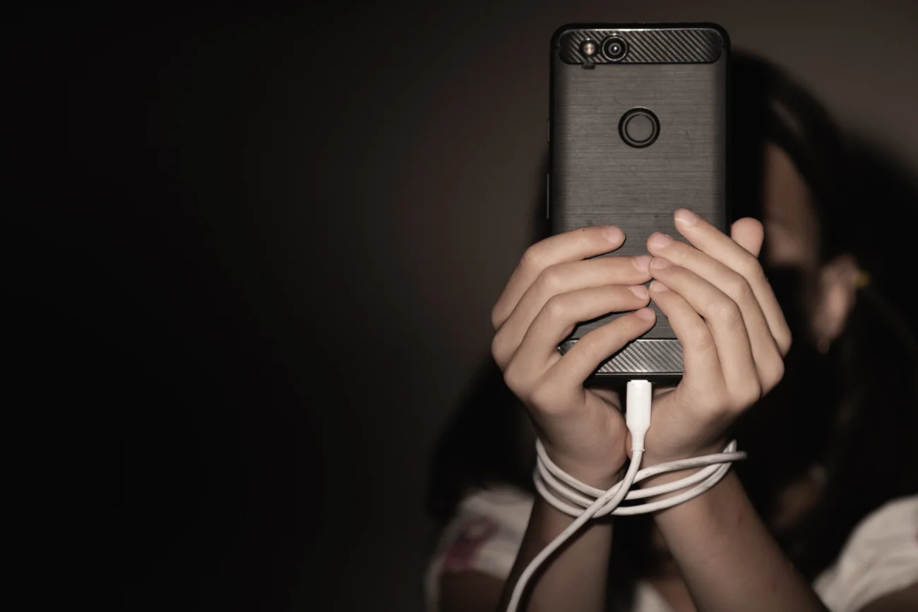 shutterstock_2446033299 | TVGURU.cz mobilní telefon