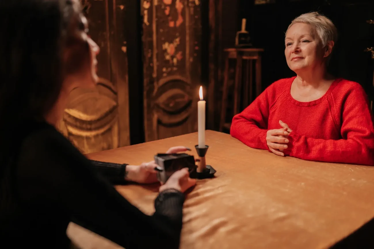 kartářkaUvodka | TVGURU.cz postarší paní u kartářky