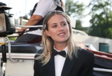 Emma Smetana stojí před autem a usmívá se.