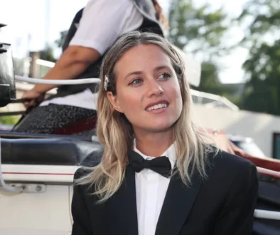 Emma Smetana stojí před autem a usmívá se.