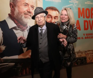 Jiří Suchý na premiéře filmu Moře na dvoře.