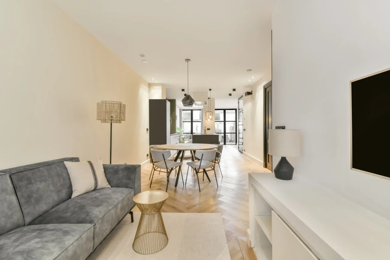 shutterstock_2150334123-2 | TVGURU.cz Pohled na minimalistický byt