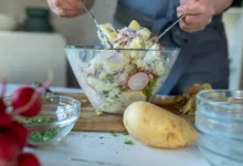 Příprava bramborového salátu