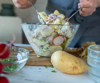 Příprava bramborového salátu