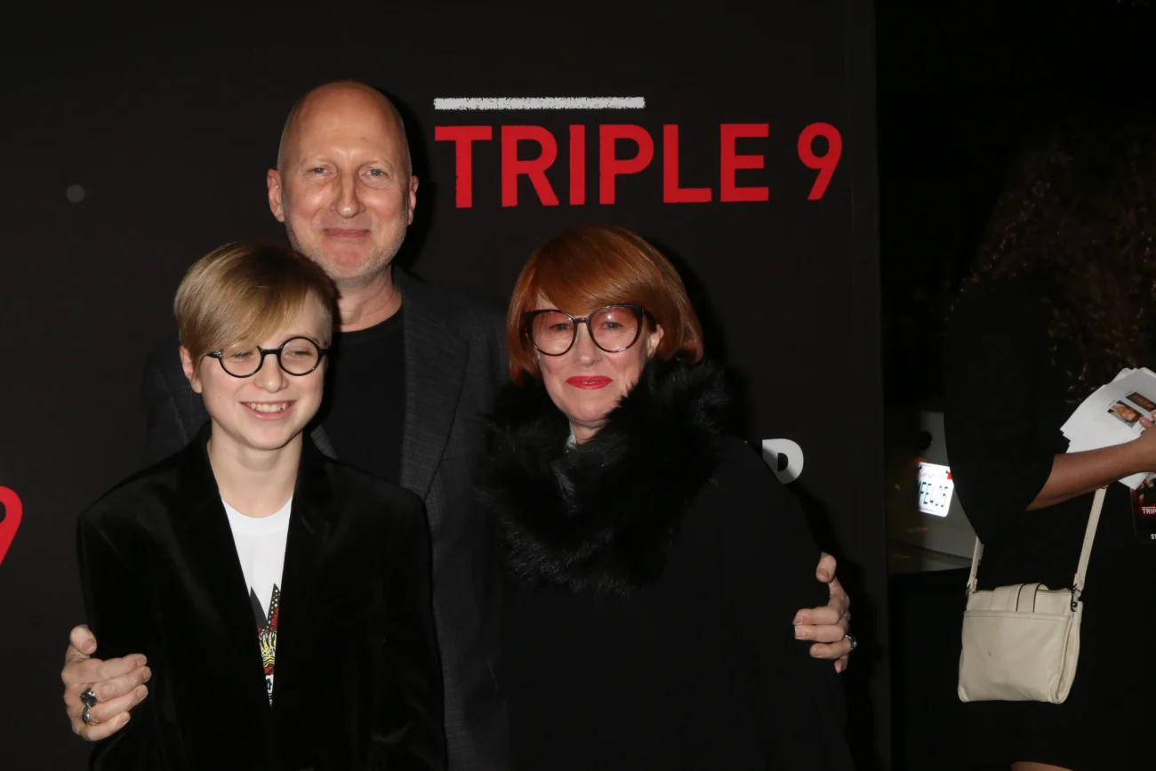 John Hillcoat stojí mezi ženou a chlapcem. 