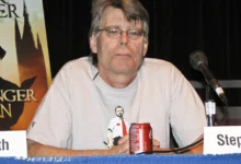 Stephen King má před sebou plechovku coly.