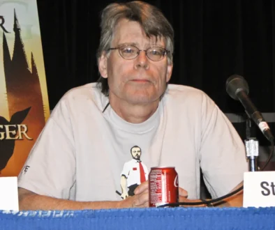 Stephen King má před sebou plechovku coly.