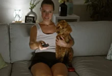 žena se dívá na televizi