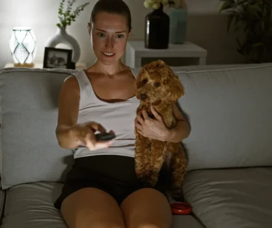 žena se dívá na televizi