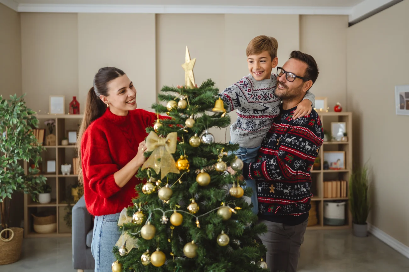 zdobení vánočního stromku