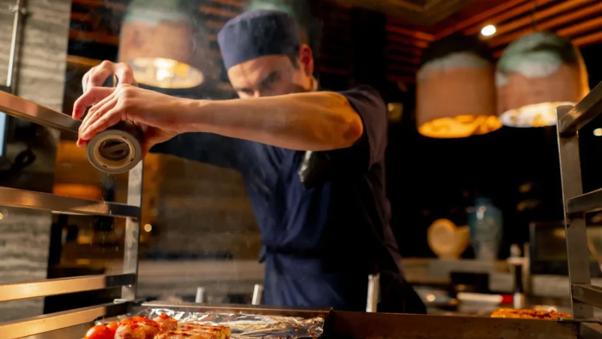 šéf kuchař u grilu