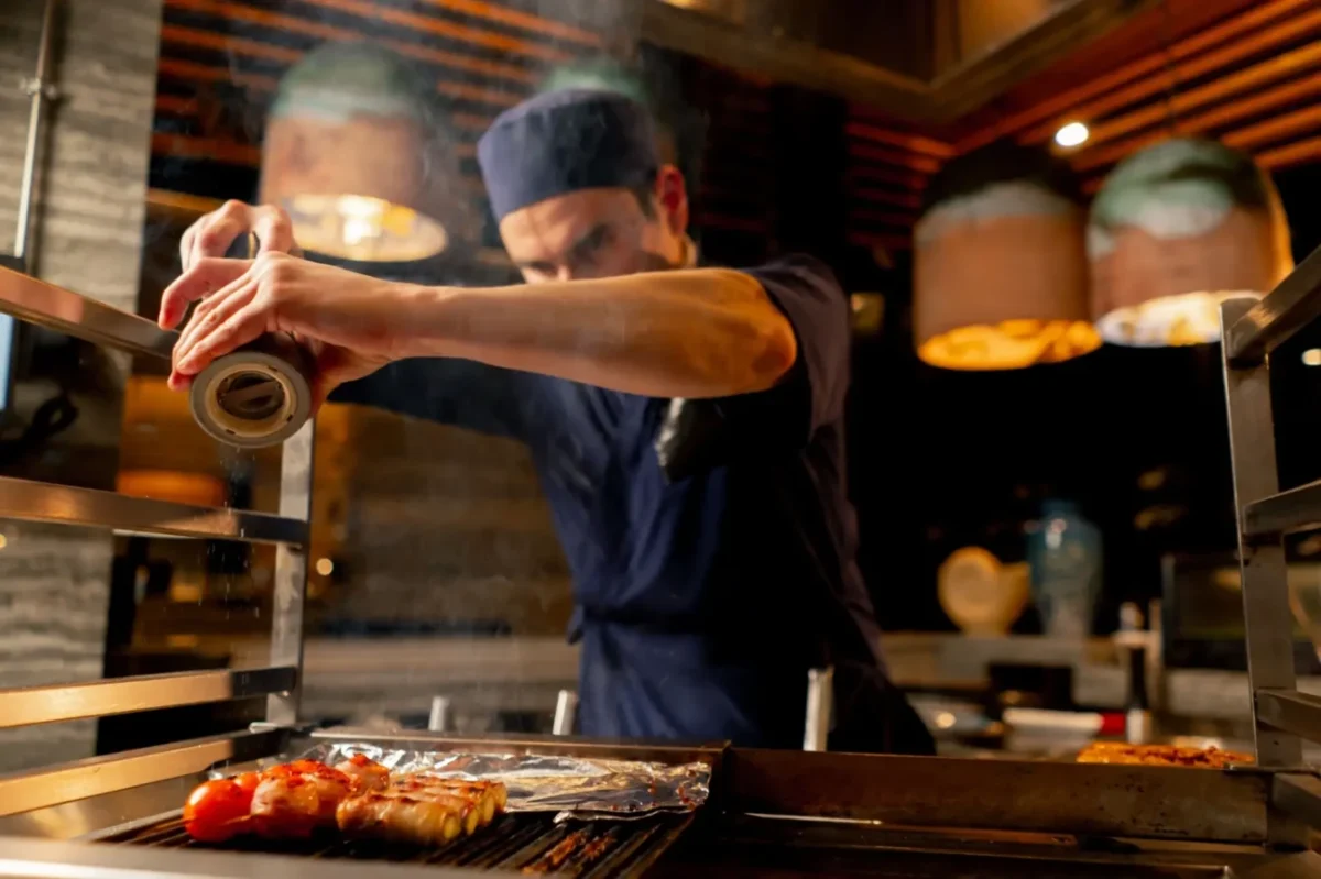 šéf kuchař u grilu