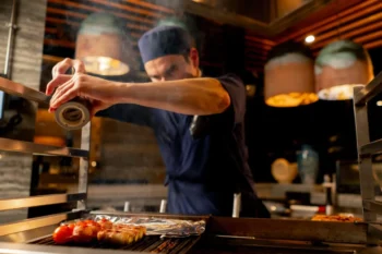 šéf kuchař u grilu