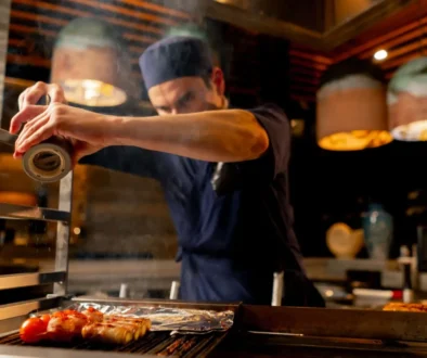 šéf kuchař u grilu