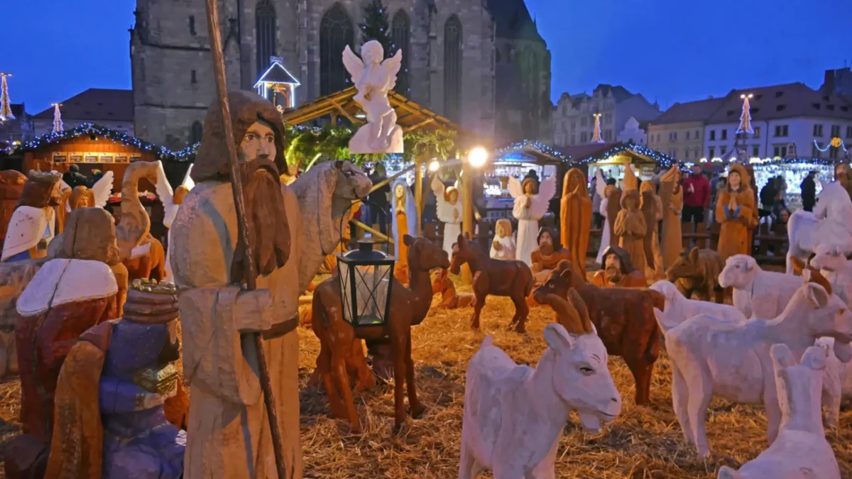 tradiční ručně vyráběný betlém bez Ježíška