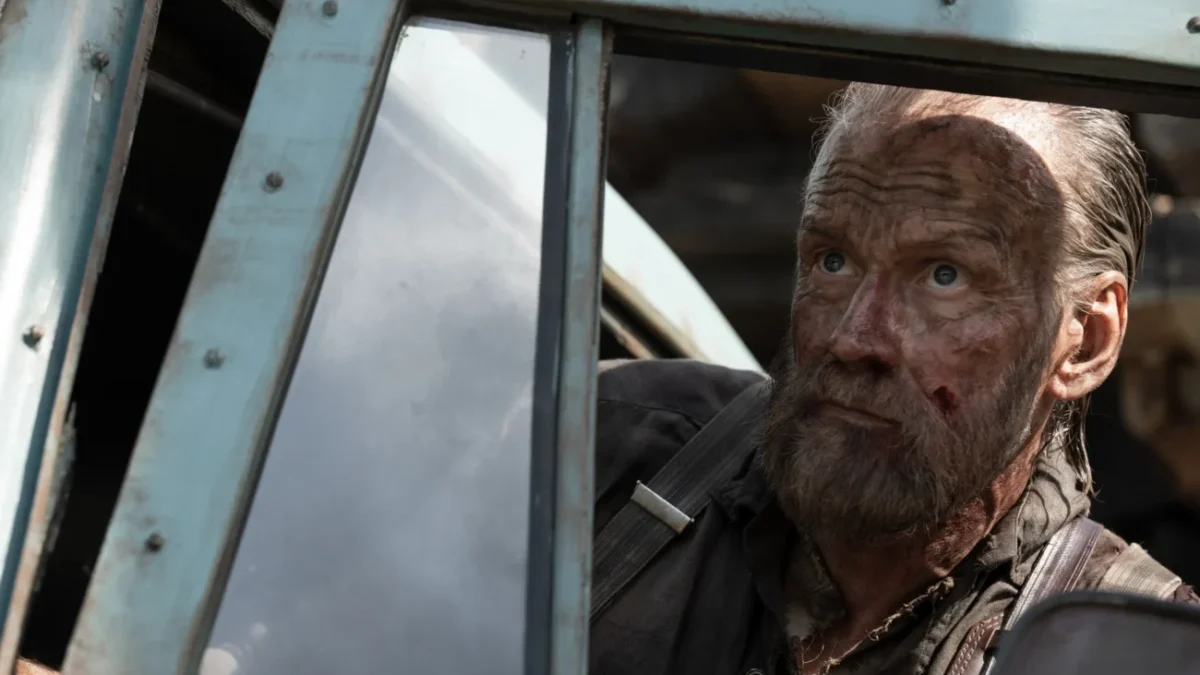 Hlavní hrdina z filmu Sisu: Odplata jede autem.