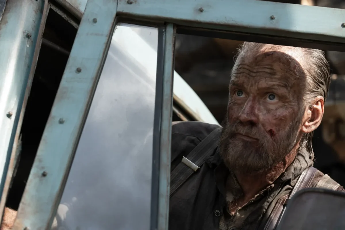 Hlavní hrdina z filmu Sisu: Odplata jede autem.