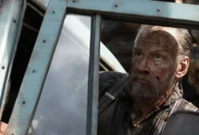 Hlavní hrdina z filmu Sisu: Odplata jede autem.