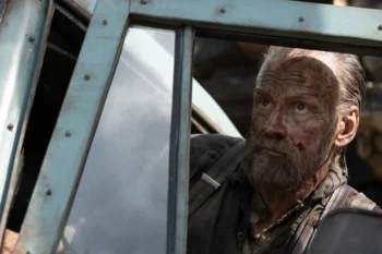 Hlavní hrdina z filmu Sisu: Odplata jede autem.