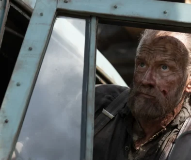 Hlavní hrdina z filmu Sisu: Odplata jede autem.