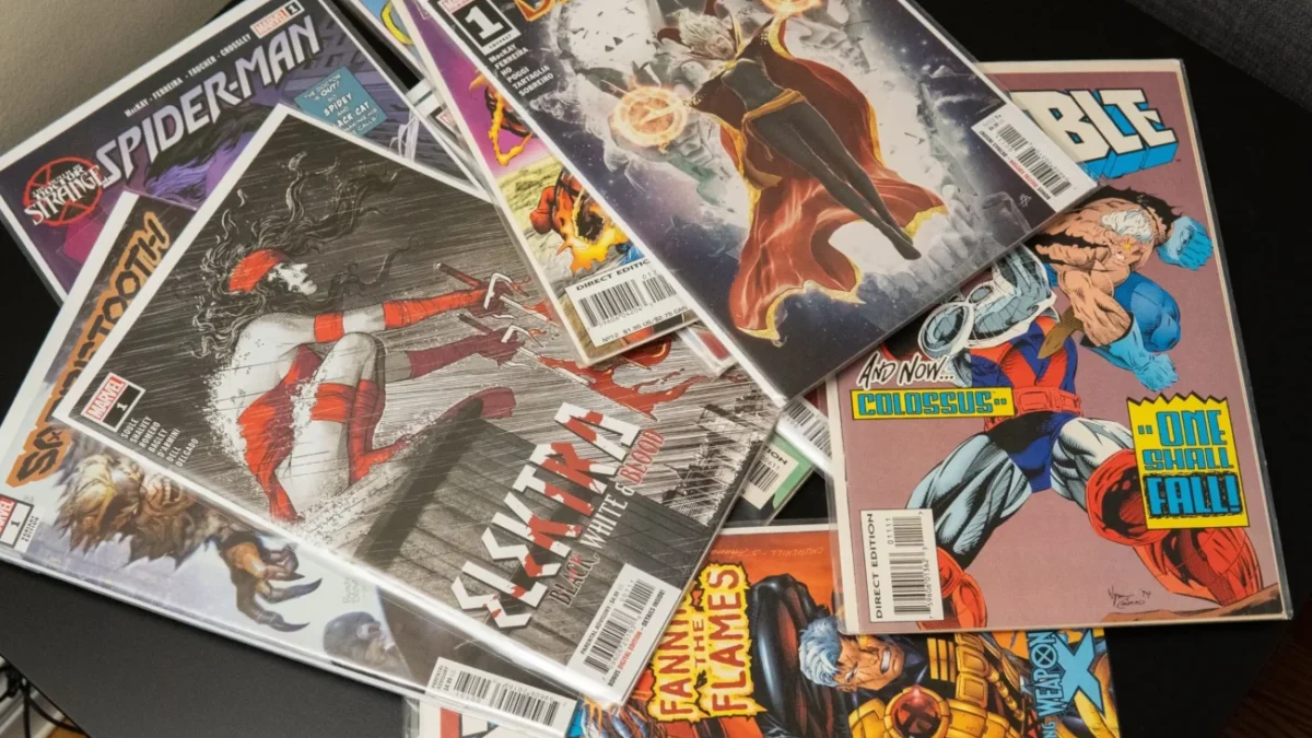 Na stole leží poházené komiksy.