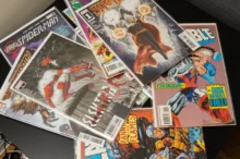 Na stole leží poházené komiksy.