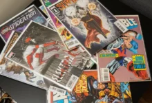 Na stole leží poházené komiksy.