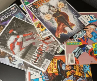 Na stole leží poházené komiksy.