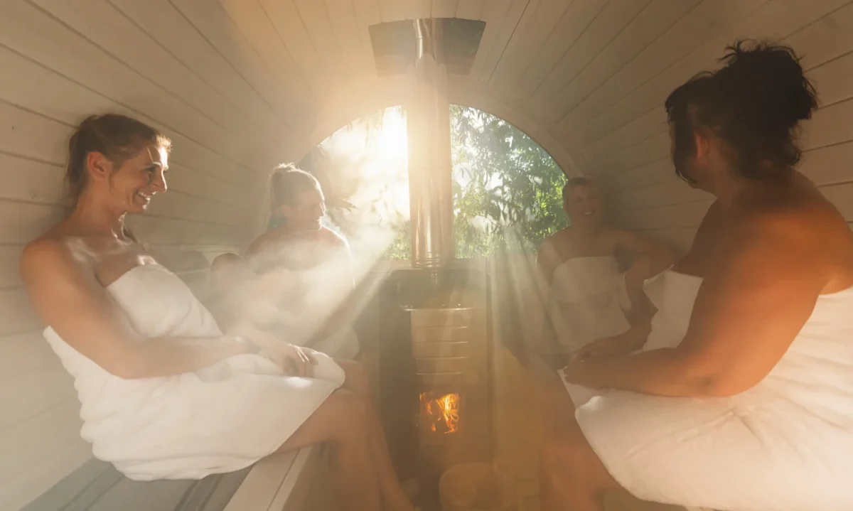 Ženy sedí v sauně.