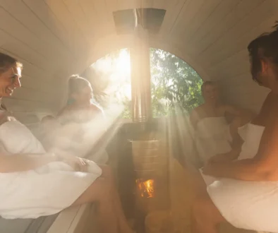 Ženy sedí v sauně.