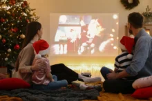 Rodina si promítá vánoční film.