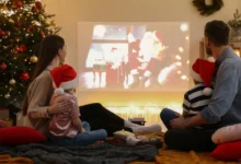 Rodina si promítá vánoční film.