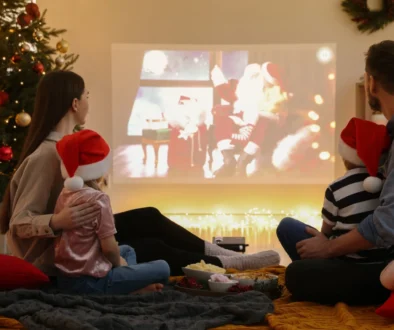 Rodina si promítá vánoční film.