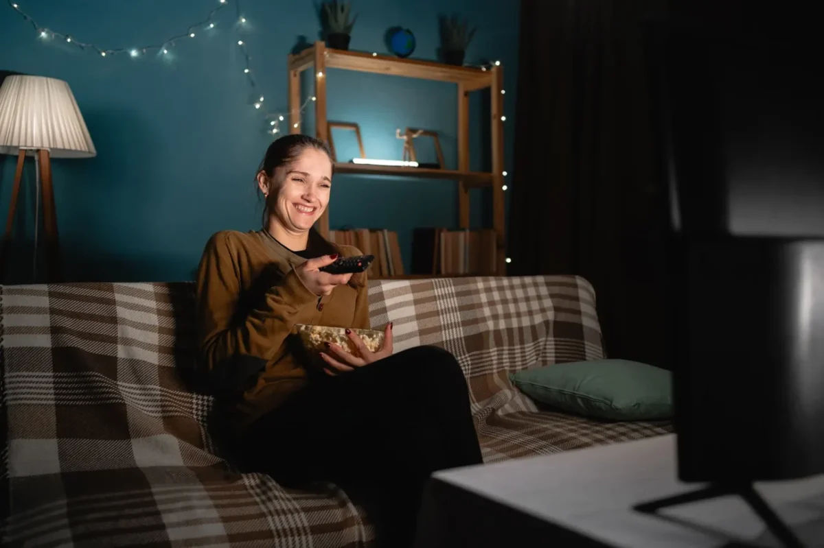 žena se dívá na televizi