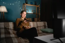 žena se dívá na televizi