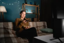žena se dívá na televizi