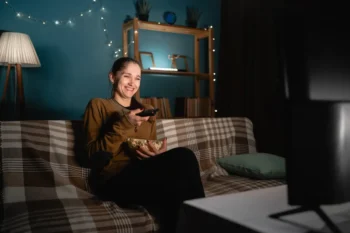 žena se dívá na televizi