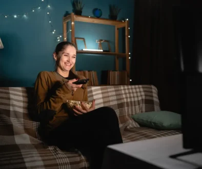 žena se dívá na televizi