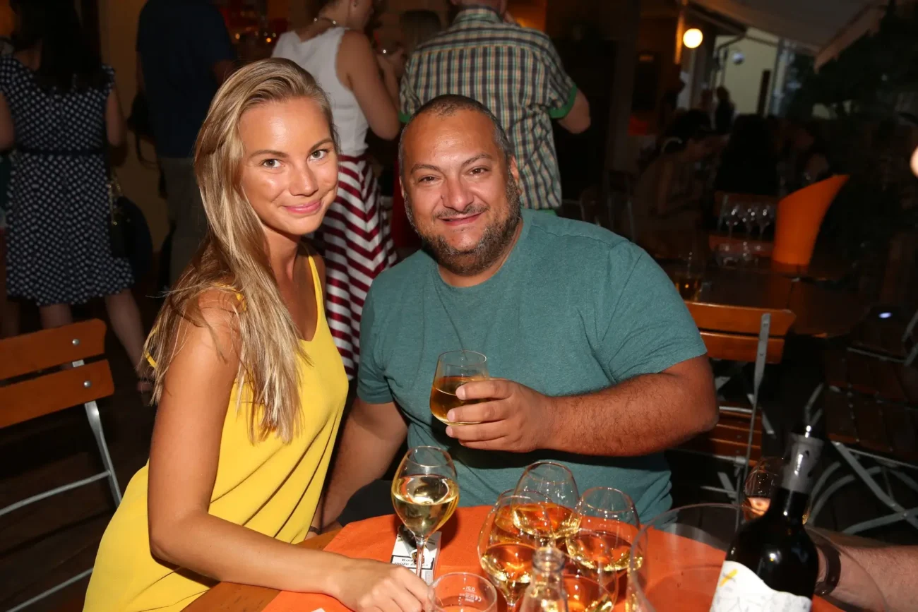 Patrik Hezucký sedí vedle své manželky. 