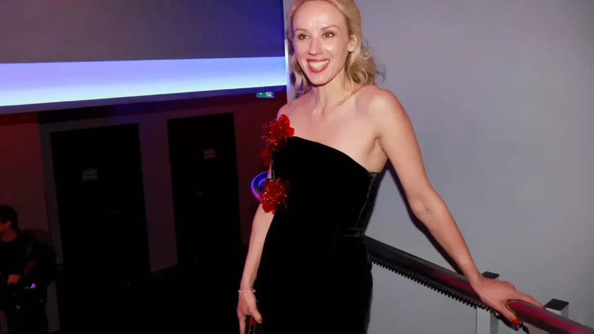 Petra Hřebíčková se usmívá.