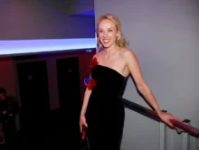 Petra Hřebíčková se usmívá.