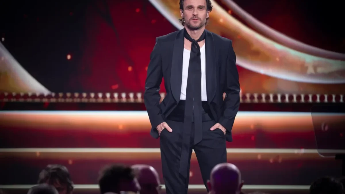 Leoš Mareš stojí na pódiu.