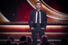 Leoš Mareš stojí na pódiu.