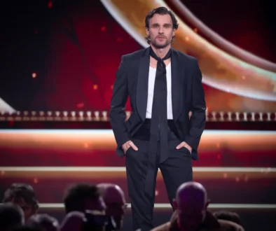 Leoš Mareš stojí na pódiu.