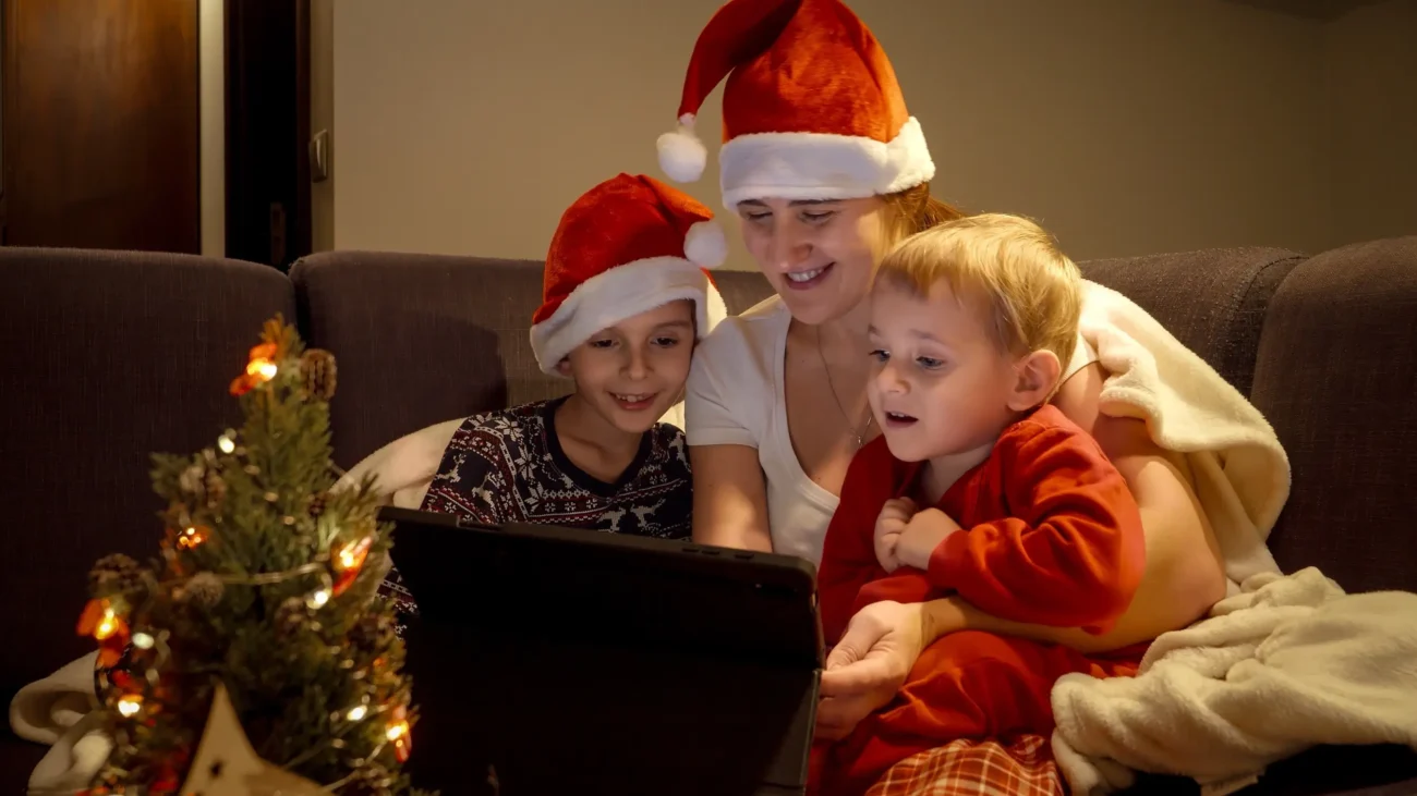 shutterstock_2389516019-2 | TVGURU.cz Žena s dětmi sedí u notebooku.