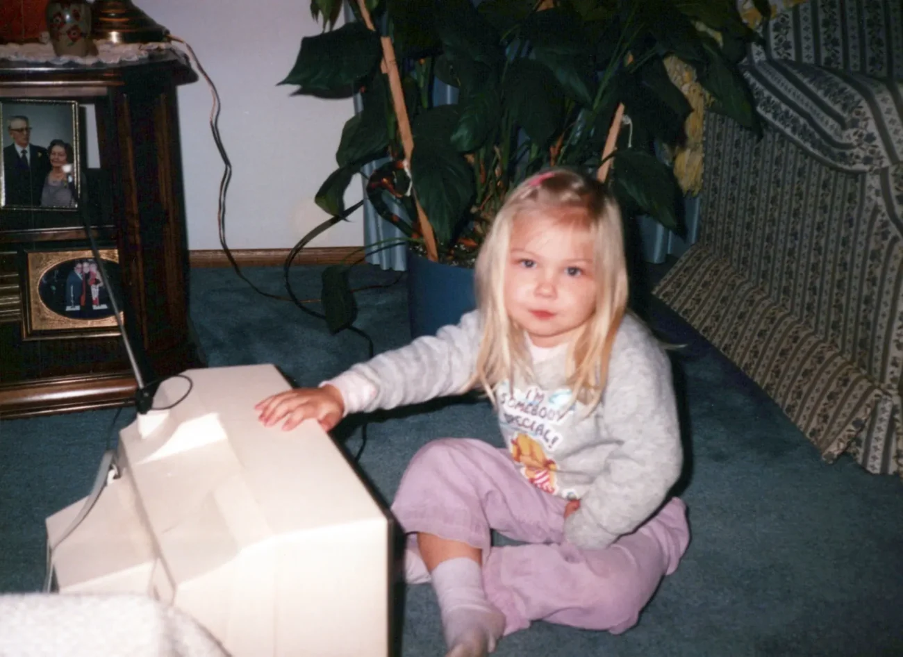 shutterstock_2669602201-2 | TVGURU.cz Holčička sedí na zemi u televize.