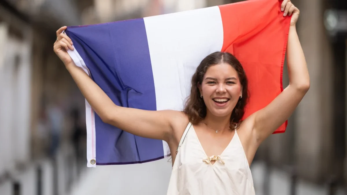 Žena nad hlavou drží francouzskou vlajku.